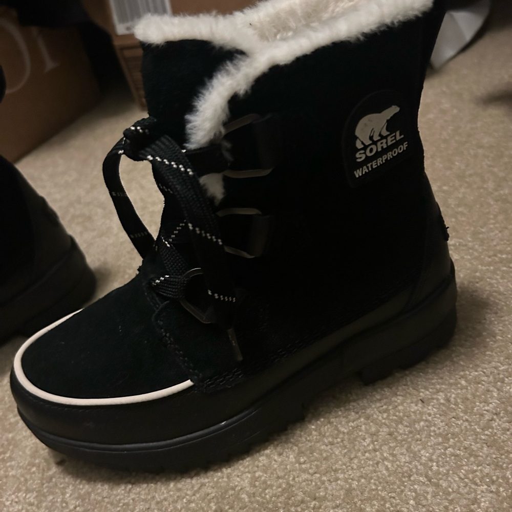 Sorel women’s  Black and White Waterproof Boots never worn